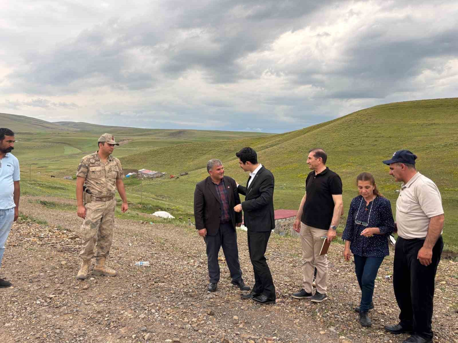 Susuz Kaymakamı Tutal, makamda oturmuyor
