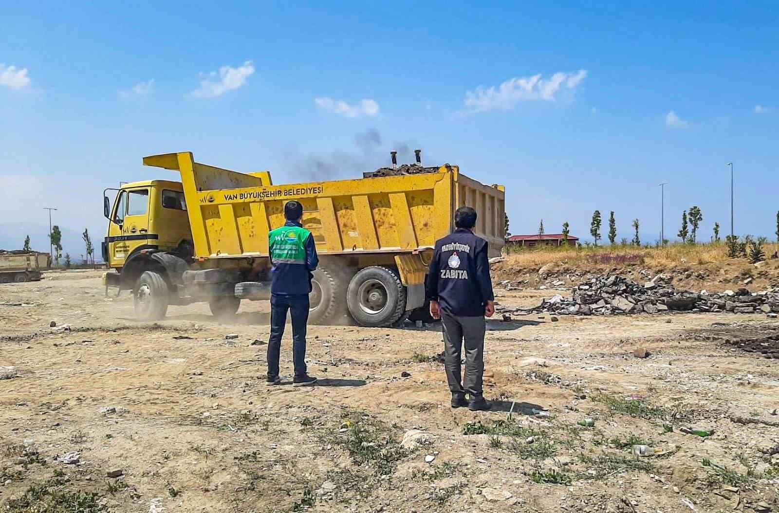 Van Büyükşehir Belediyesi’nden hafriyat temizleme çalışması