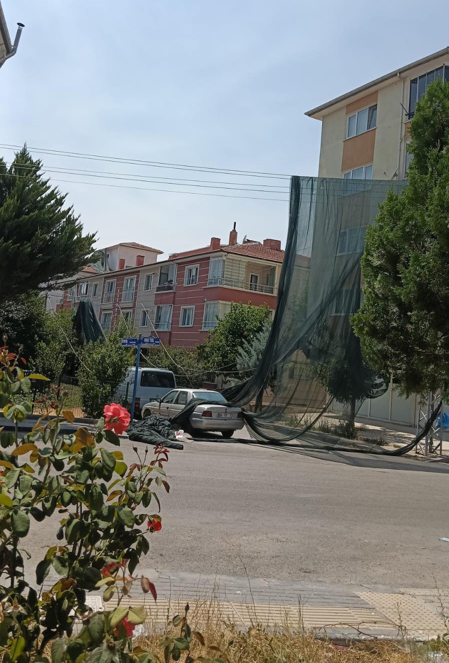 Ankara’da rüzgar sera örtülerini uçurdu