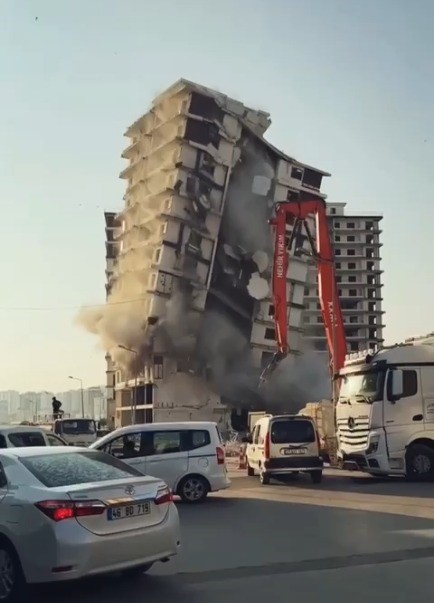 Yıkımda toz bulutu paniği
