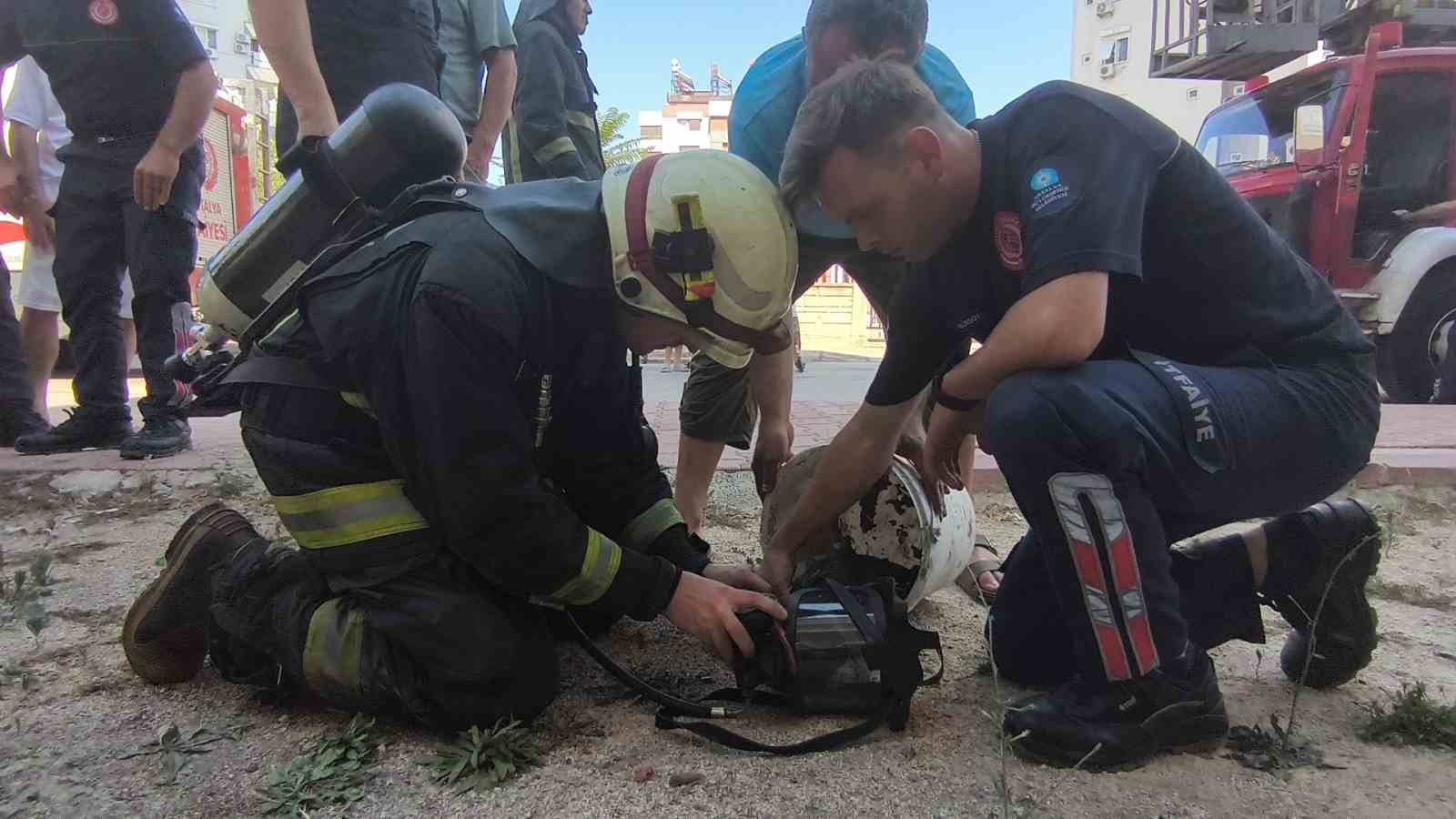 Kedisi içerdeyken evi evi yanan Ukraynalı kadın yaşadığı şoku anlattı
