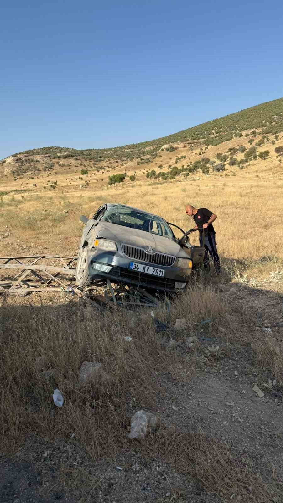 Mardin&rsquo;de otomobil elektrik direğine &ccedil;arptı: 3 yaralı
