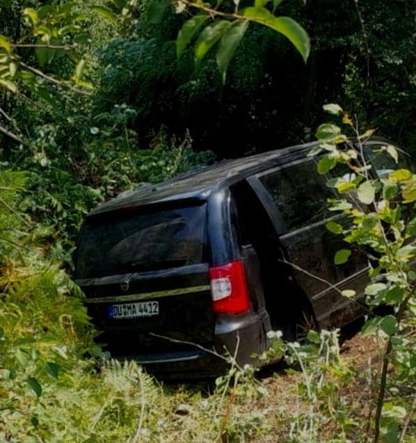 Şarampole yuvarlanan minib&uuml;steki 4 kişi yaralandı
