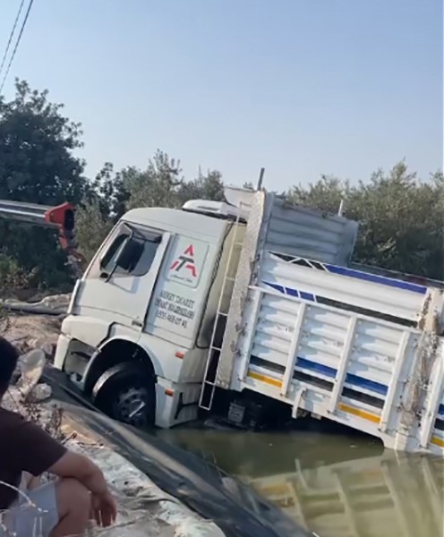 Mersin’de freni patlayan kamyon sulama havuzuna düştü