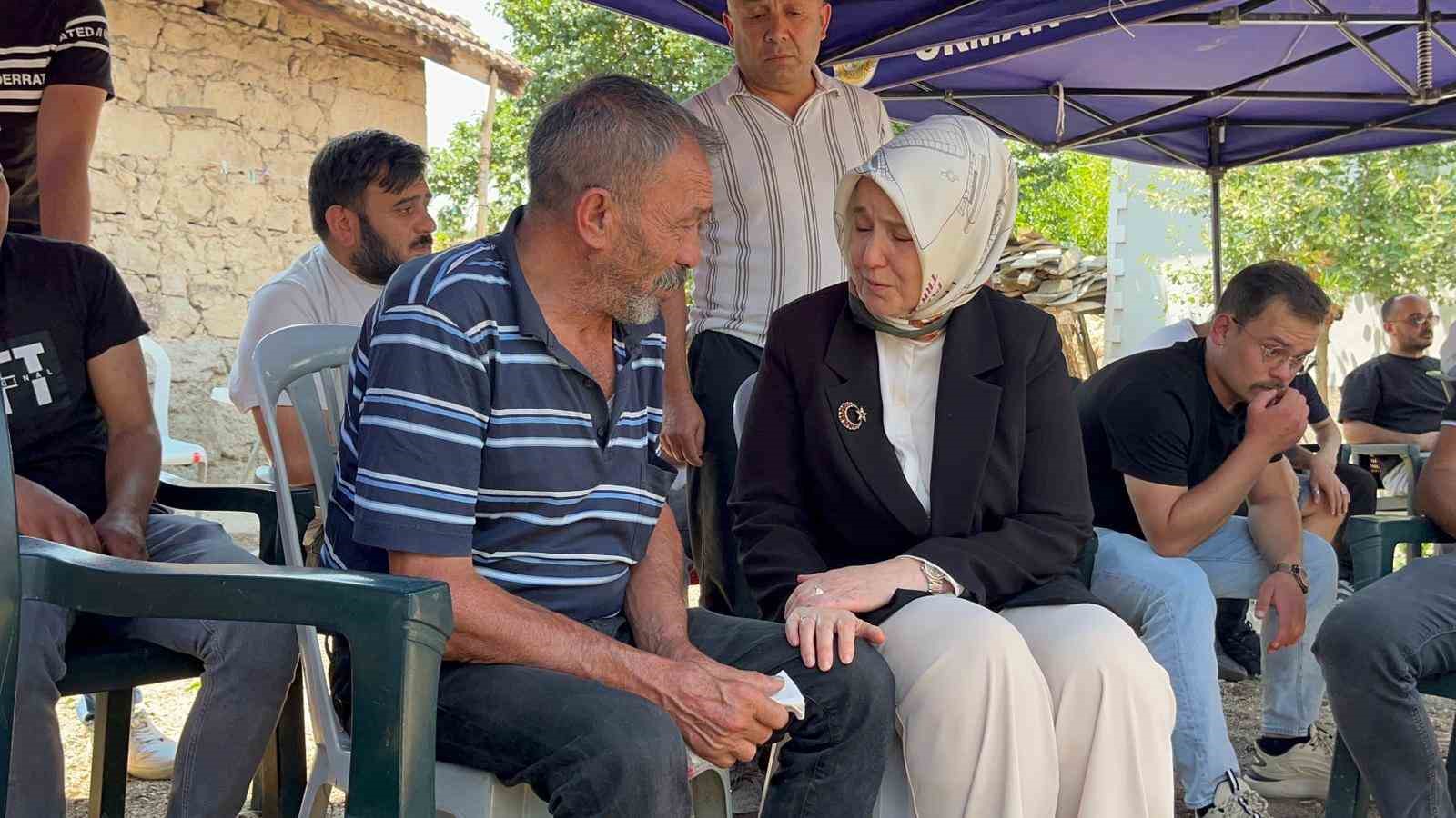 Bakan Yardımcısı Yenig&uuml;n, şehidin babasına ve eşine başsağlığı diledi
