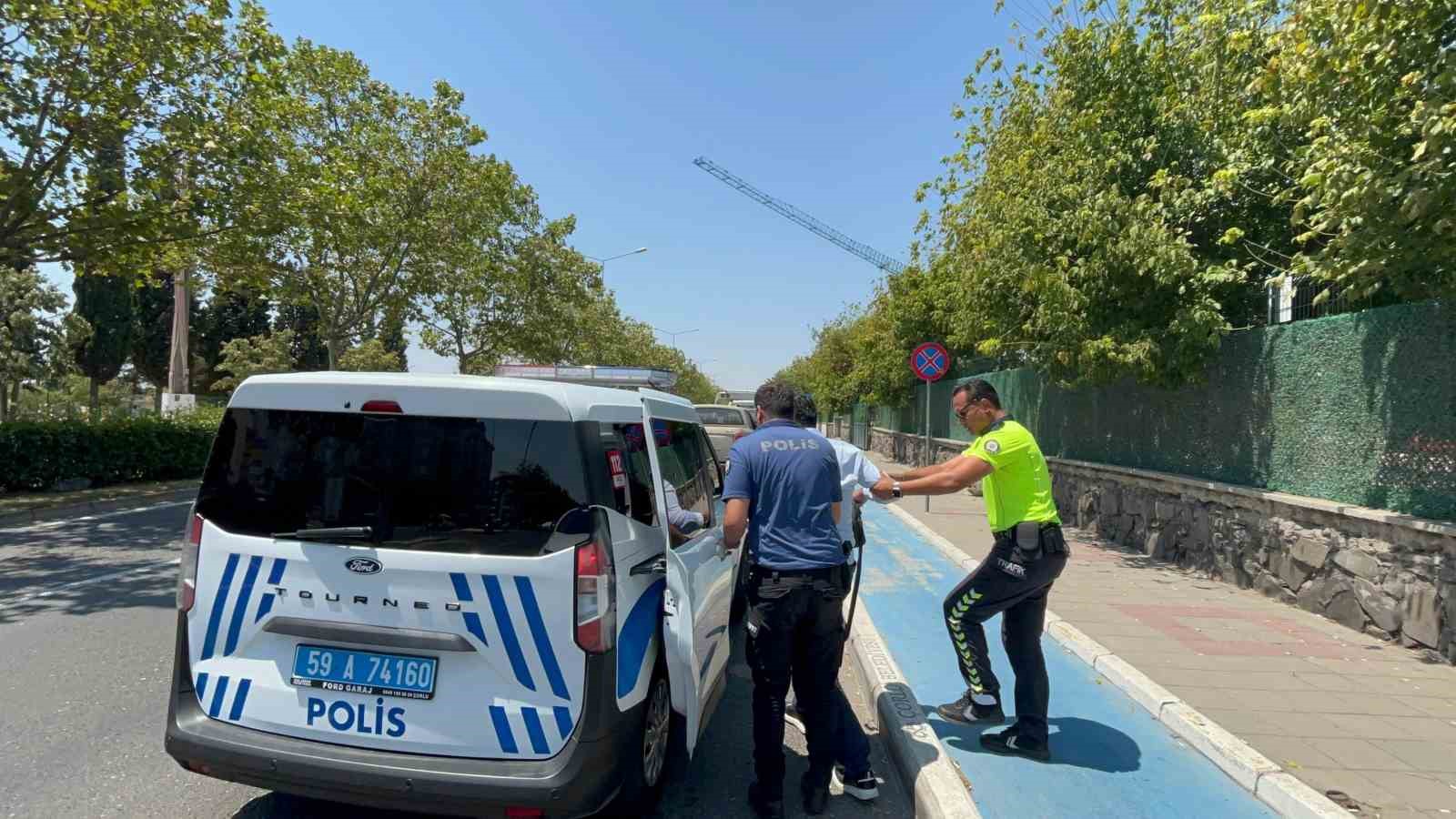 Alkoll&uuml; s&uuml;r&uuml;c&uuml; kaldırımda y&uuml;r&uuml;yen yayalara &ccedil;arptı: 2 yaralı
