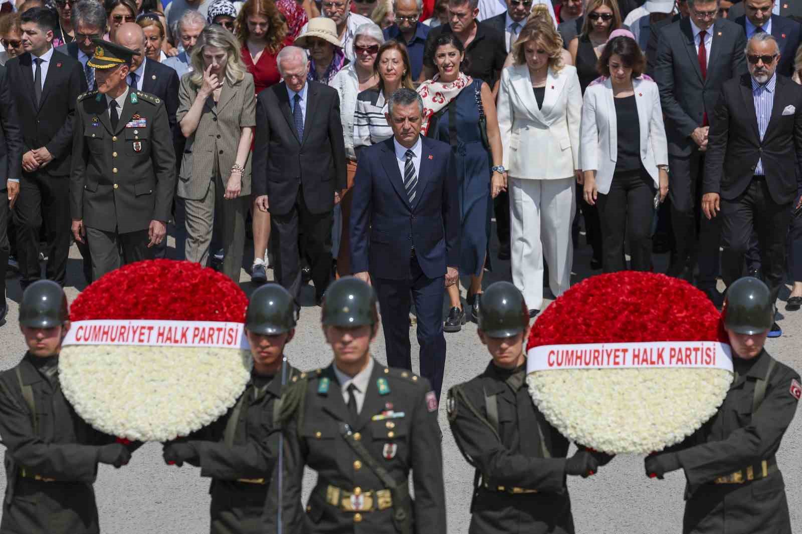 CHP Genel Başkanı Özel, Lozan Antlaşması’nın 102’nci yıldönümünde Anıtkabir’i ziyaret etti