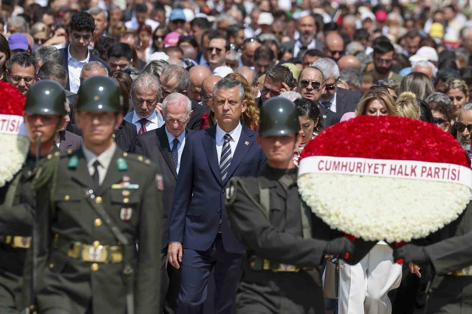 CHP Genel Başkanı &Ouml;zel, Lozan Antlaşması&rsquo;nın 102&rsquo;nci yıld&ouml;n&uuml;m&uuml;nde Anıtkabir&rsquo;i ziyaret etti
