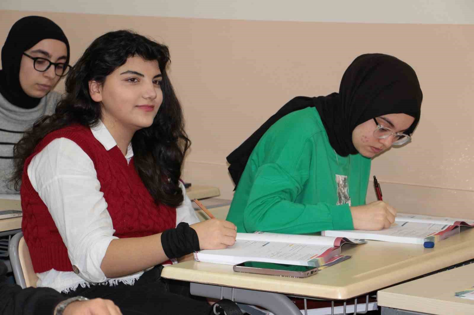 Esenlerli gen&ccedil;ler Mihmandar Akademi ile yine zirvedeler
