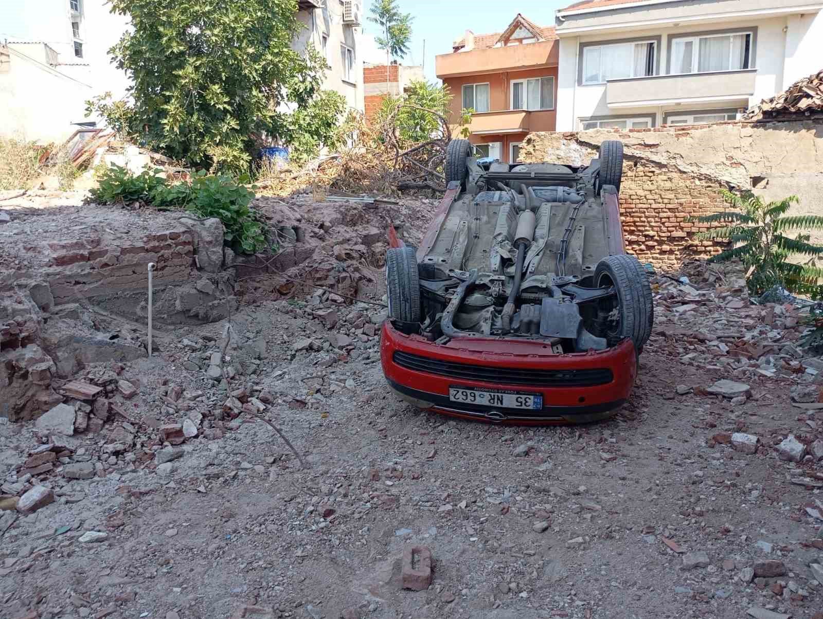 Erdek&rsquo;te park etmeye &ccedil;alışırken takla atan ara&ccedil; arsaya d&uuml;şt&uuml;
