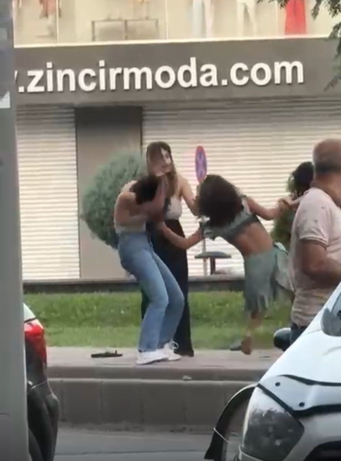 Batman&rsquo;da 4 kadının sa&ccedil; baş kavgası g&ouml;r&uuml;nt&uuml;lendi
