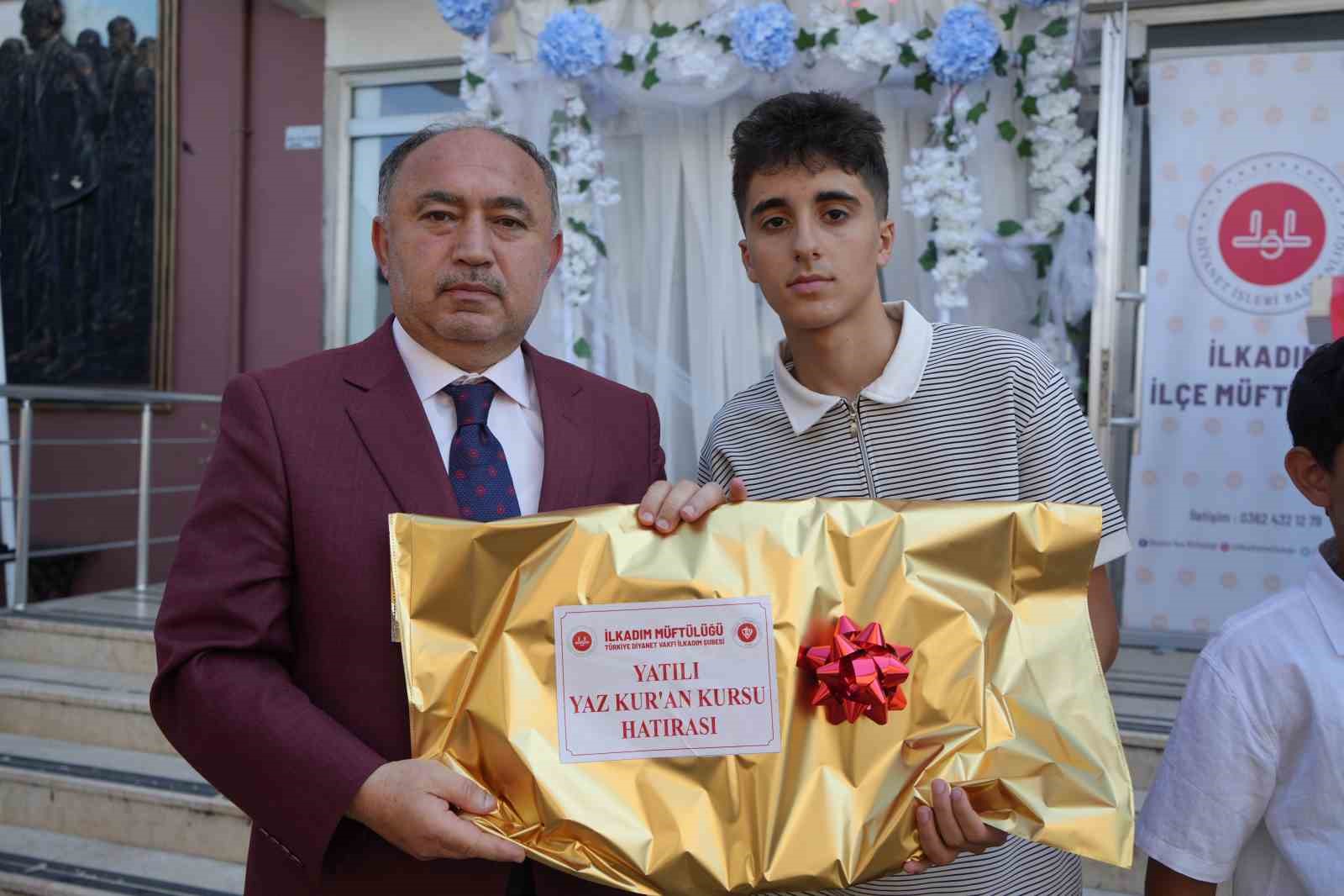 Yatılı yaz Kur&rsquo;an kursu &ouml;ğrencilerinden coşkulu final: İT&Uuml;&rsquo;deki pankartı a&ccedil;tılar
