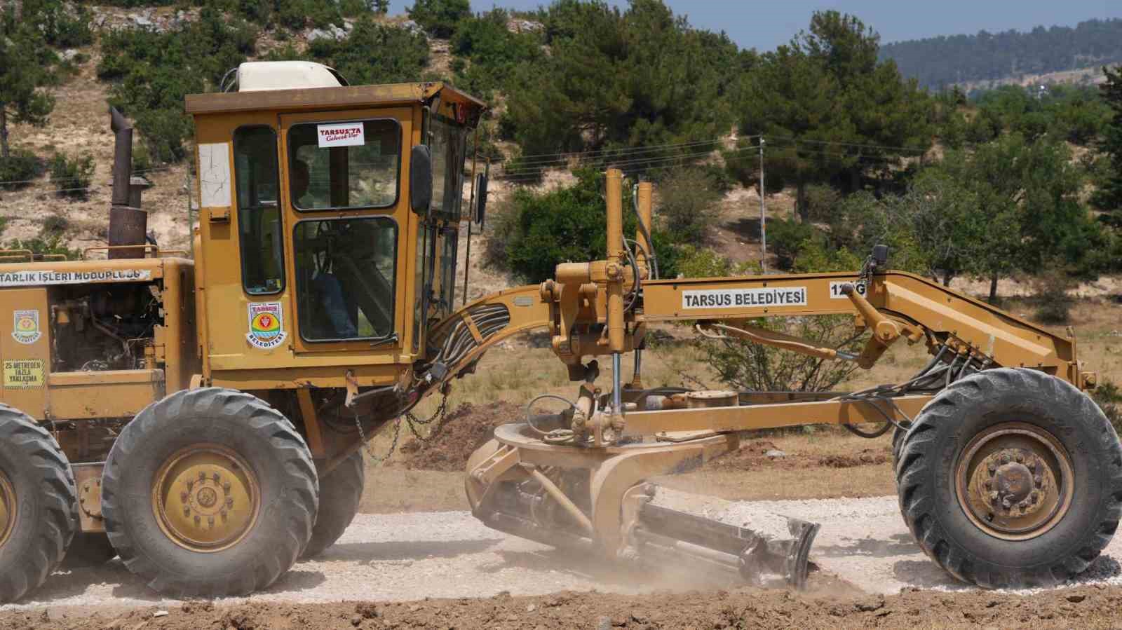 Tarsus Belediyesi Kahraman G&uuml;lek&rsquo;te yol ve ulaşım &ccedil;alışmalarını s&uuml;rd&uuml;r&uuml;yor
