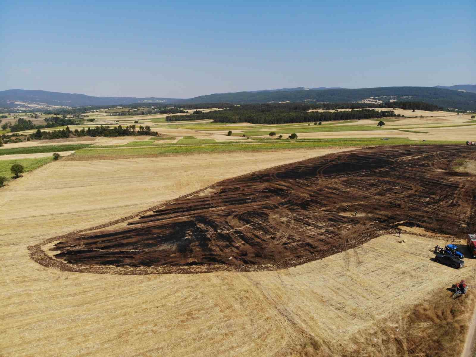 Balya yapan çiftçi anız yangınını fark etti: 5 dekar alan kül oldu