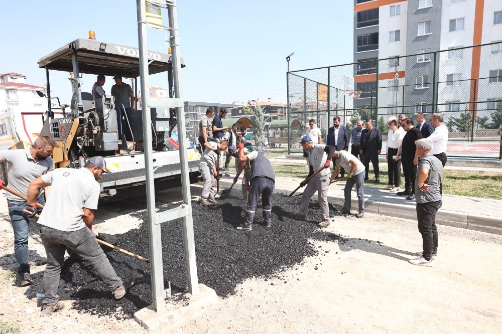 Sincan Belediyesi asfalt serim &ccedil;alışmalarını s&uuml;rd&uuml;r&uuml;yor
