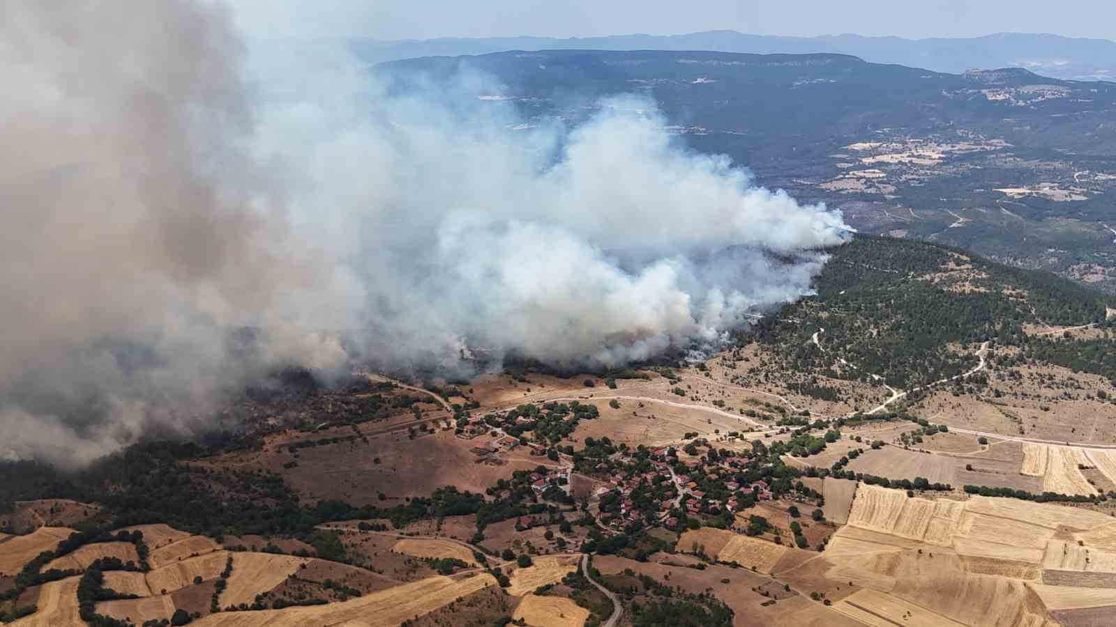 Orman yangınında alevler yerleşim yerlerine doğru ilerliyor