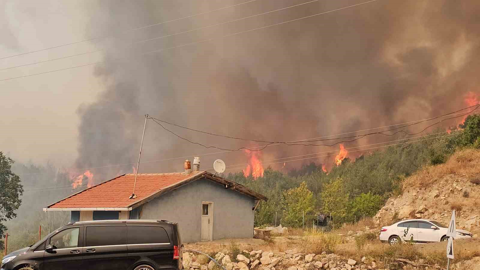 Orman yangınında alevler yerleşim yerlerine doğru ilerliyor

