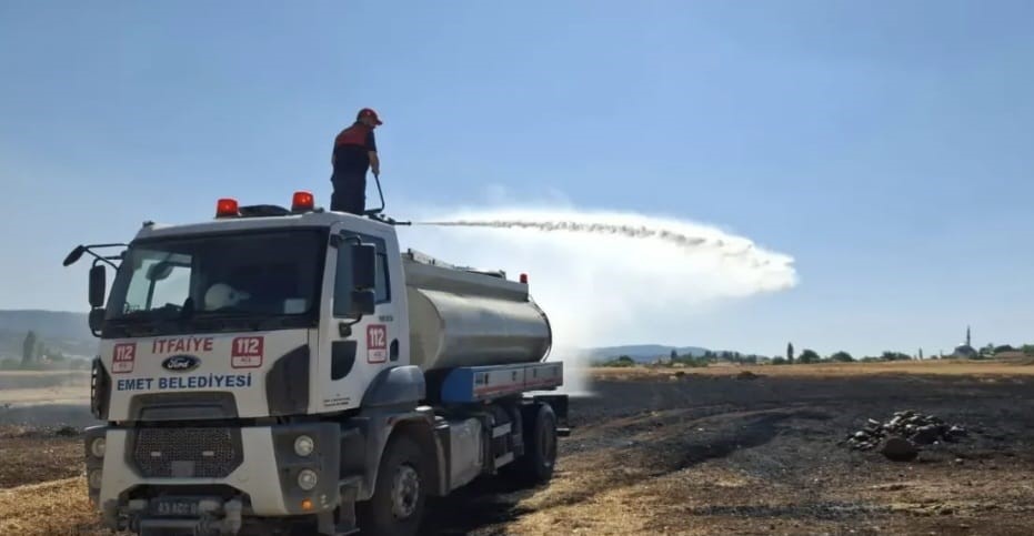 Emet’te biçerdöver kaynaklı yangında yaklaşık 500 dekar ekili alan zarar gördü