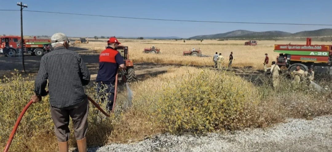 Emet’te biçerdöver kaynaklı yangında yaklaşık 500 dekar ekili alan zarar gördü