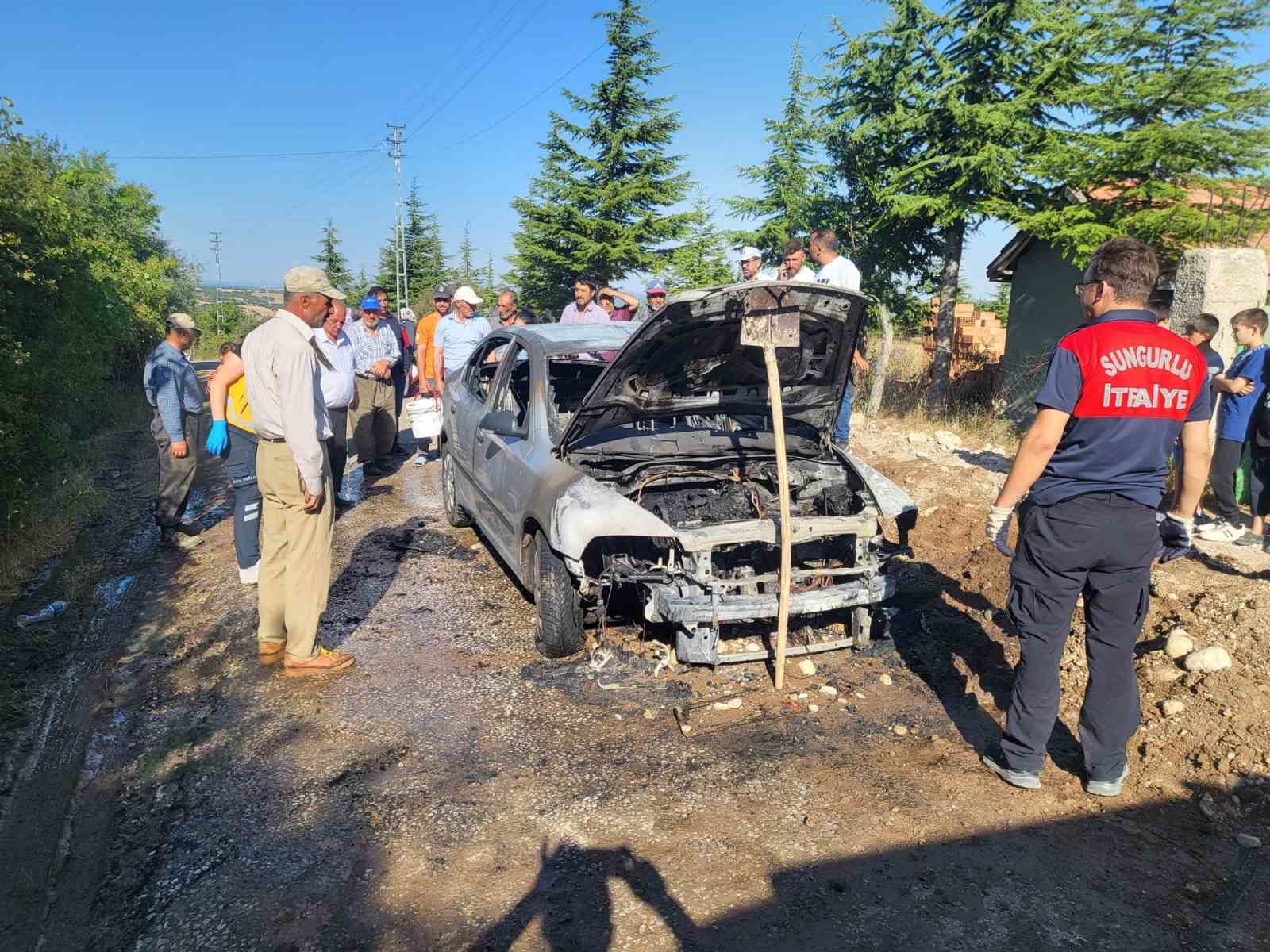 &Ccedil;orum&rsquo;da park halindeki ara&ccedil; alev alev yandı
