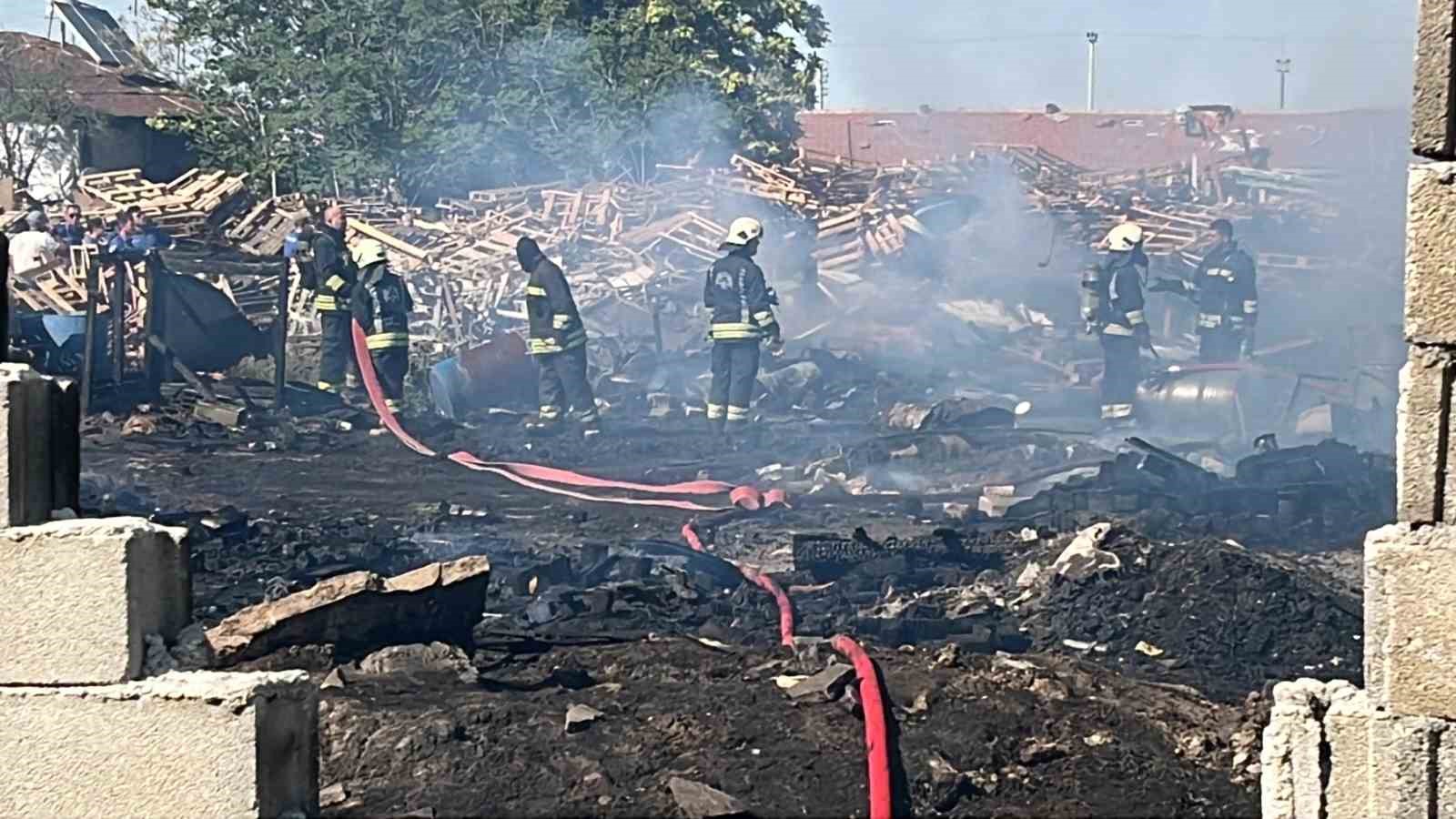 Konya’da iş yerinde çıkan yangın bahçedeki tahta paletlere sıçradı