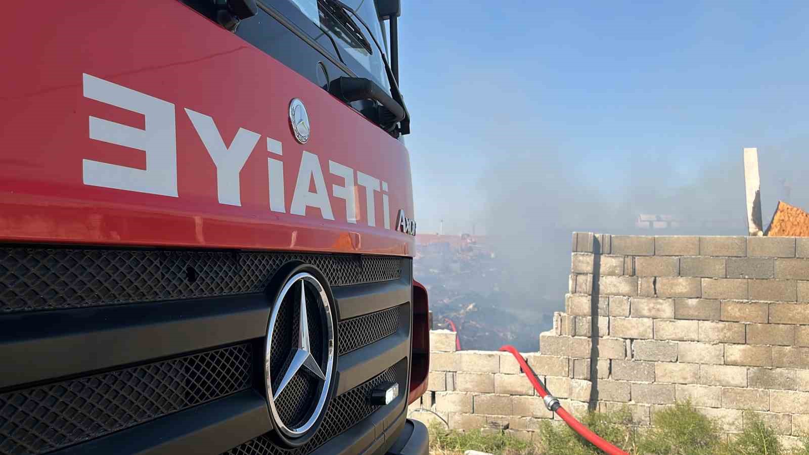 Konya&rsquo;da iş yerinde &ccedil;ıkan yangın bah&ccedil;edeki tahta paletlere sı&ccedil;radı

