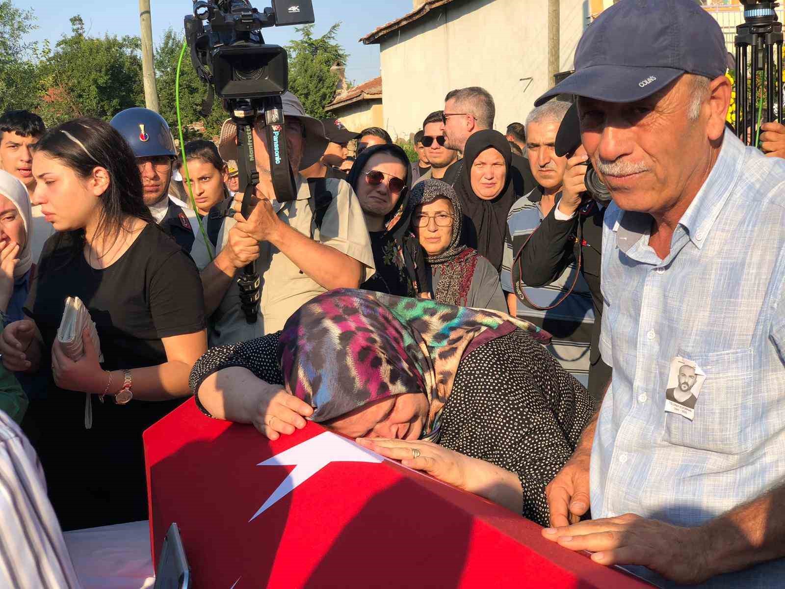 Yangın şehidi Tolunay Kocaman g&ouml;zyaşları i&ccedil;inde son yolculuğuna uğurlandı
