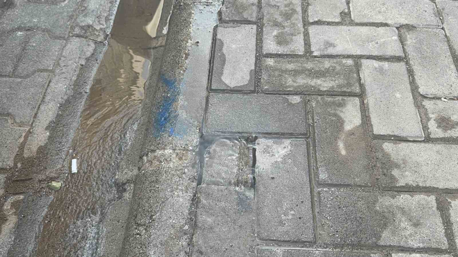 Marmaris&rsquo;te 5 g&uuml;nd&uuml;r tonlarca su boşa akıyor
