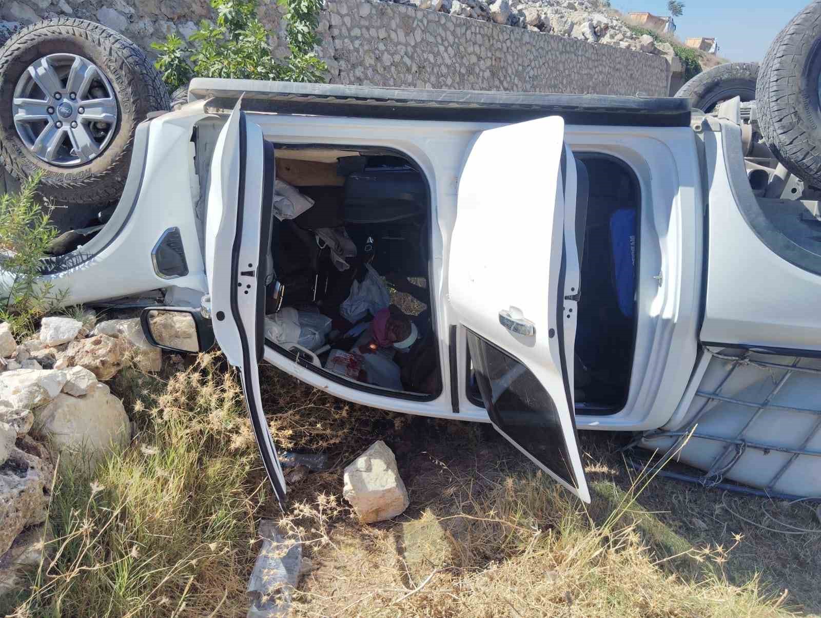 Uçurumdan yuvarlanan pikabın sürücüsü yaralandı