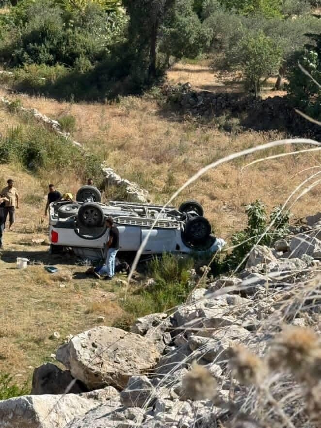 U&ccedil;urumdan yuvarlanan pikabın s&uuml;r&uuml;c&uuml;s&uuml; yaralandı
