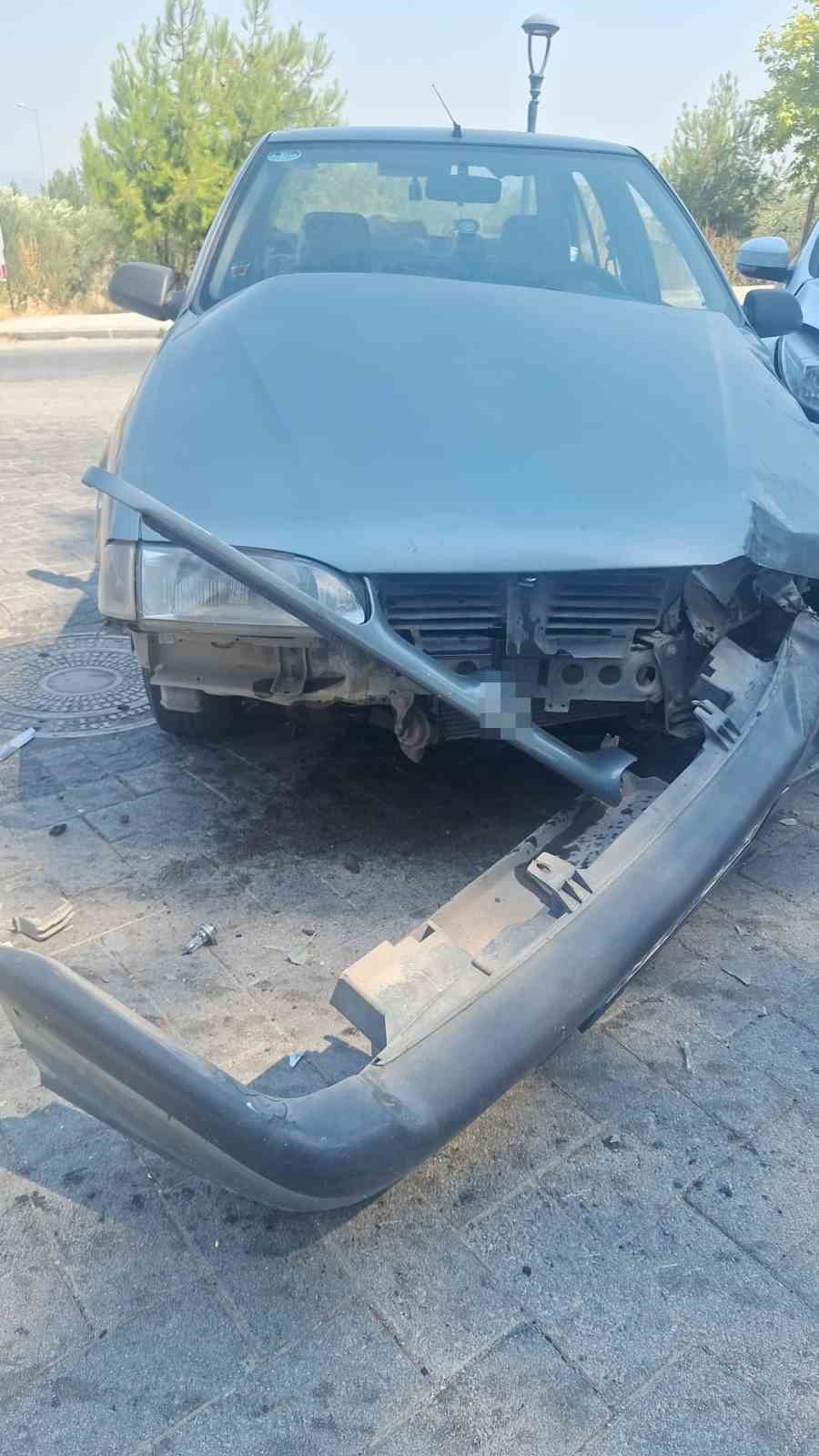 Kırkağa&ccedil;&rsquo;ta iki otomobil &ccedil;arpıştı: 2 yaralı
