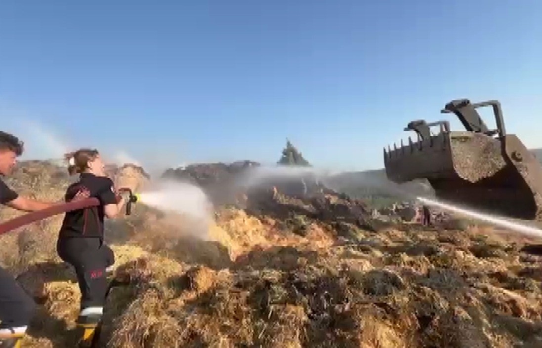 Kahramanmaraş&rsquo;ta 300 ton saman k&uuml;l oldu
