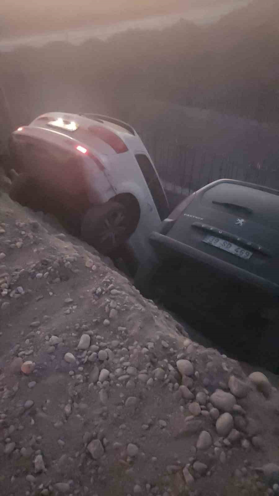 Batman’da iki araç çukura düştü