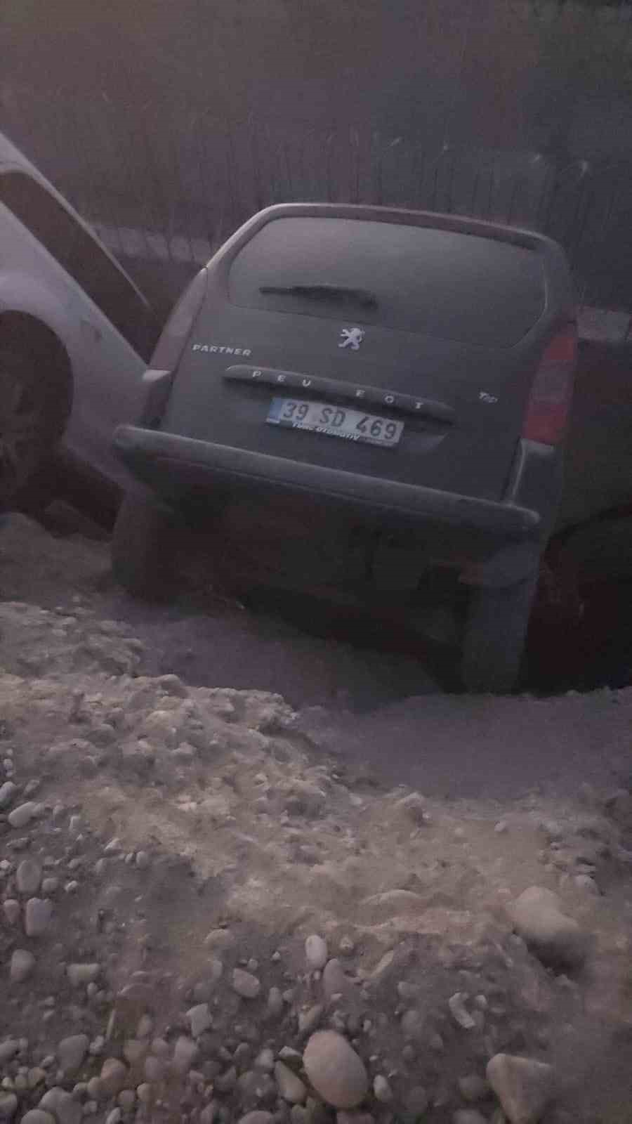 Batman’da iki araç çukura düştü
