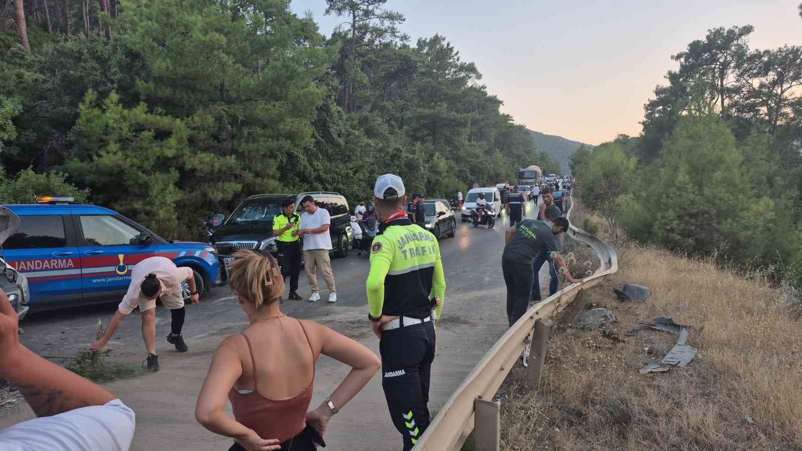 Kamyonetle otomobil kafa kafaya çarpıştı: 4 yaralı