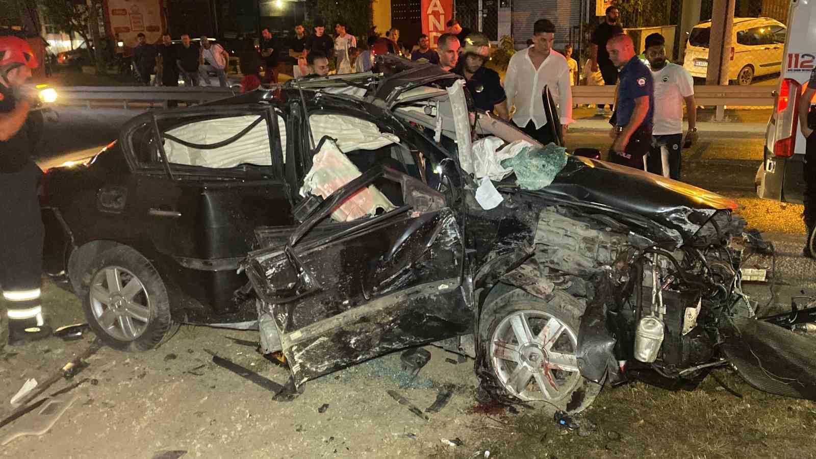 Köprü ayağına çarpan otomobil hurdaya döndü: 2 ağır yaralı