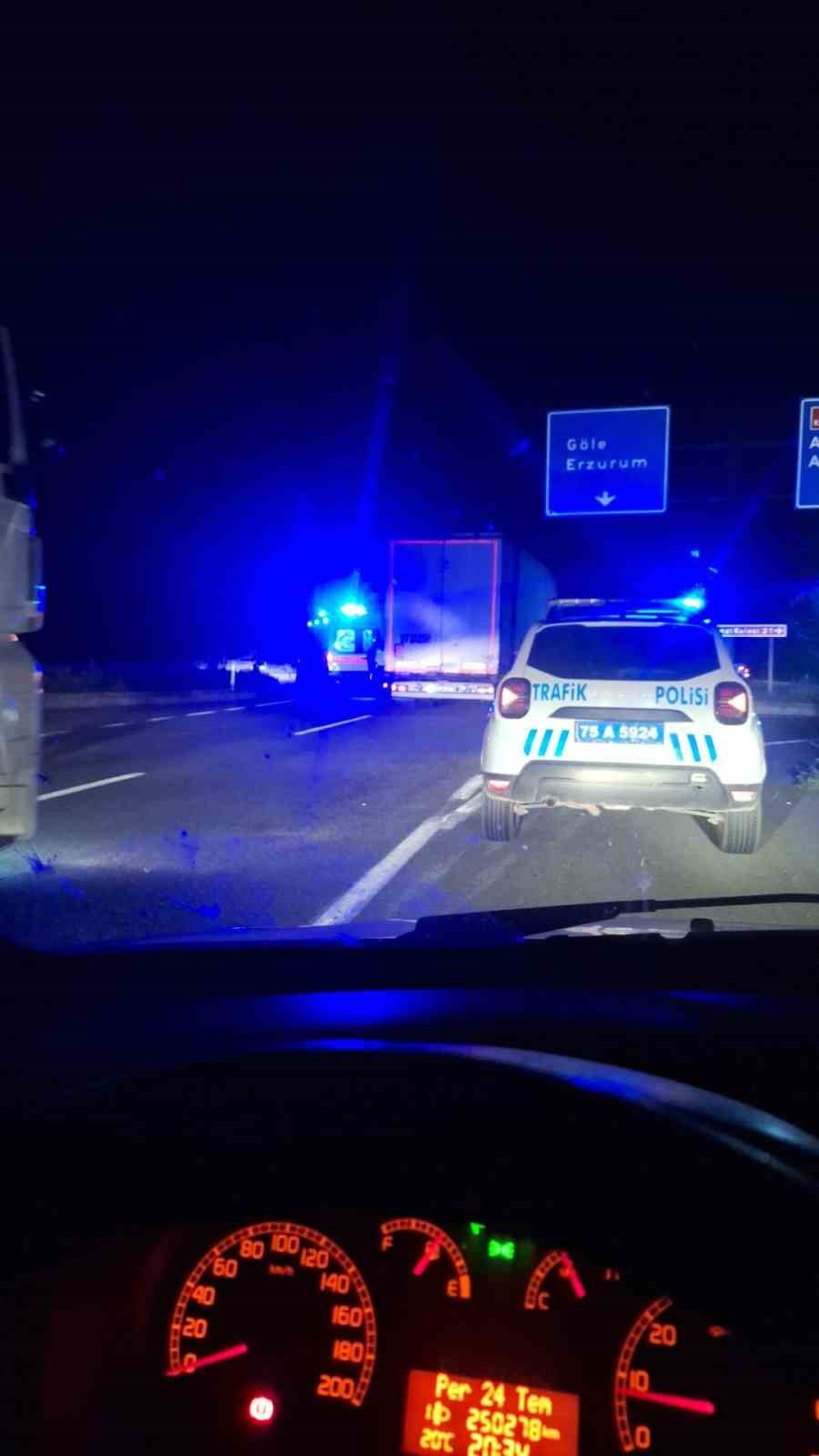 Ardahan’da iki otomobil çarpıştı: 4 yaralı