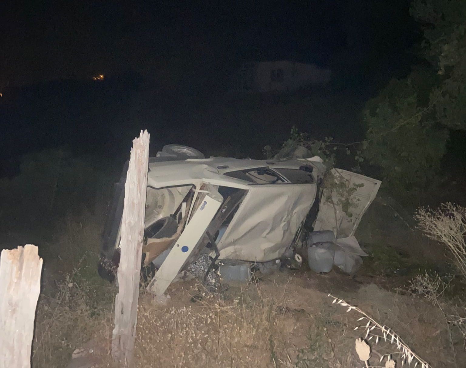 Şarampole yuvarlanan araçtaki 3 kişi yaralandı