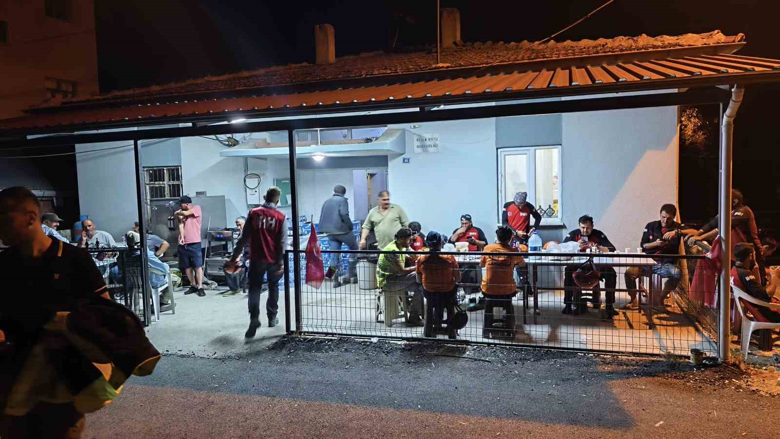 Yangın b&ouml;lgesindeki muhtar k&ouml;ye gelen yardım ekibine &ccedil;orba yaptı
