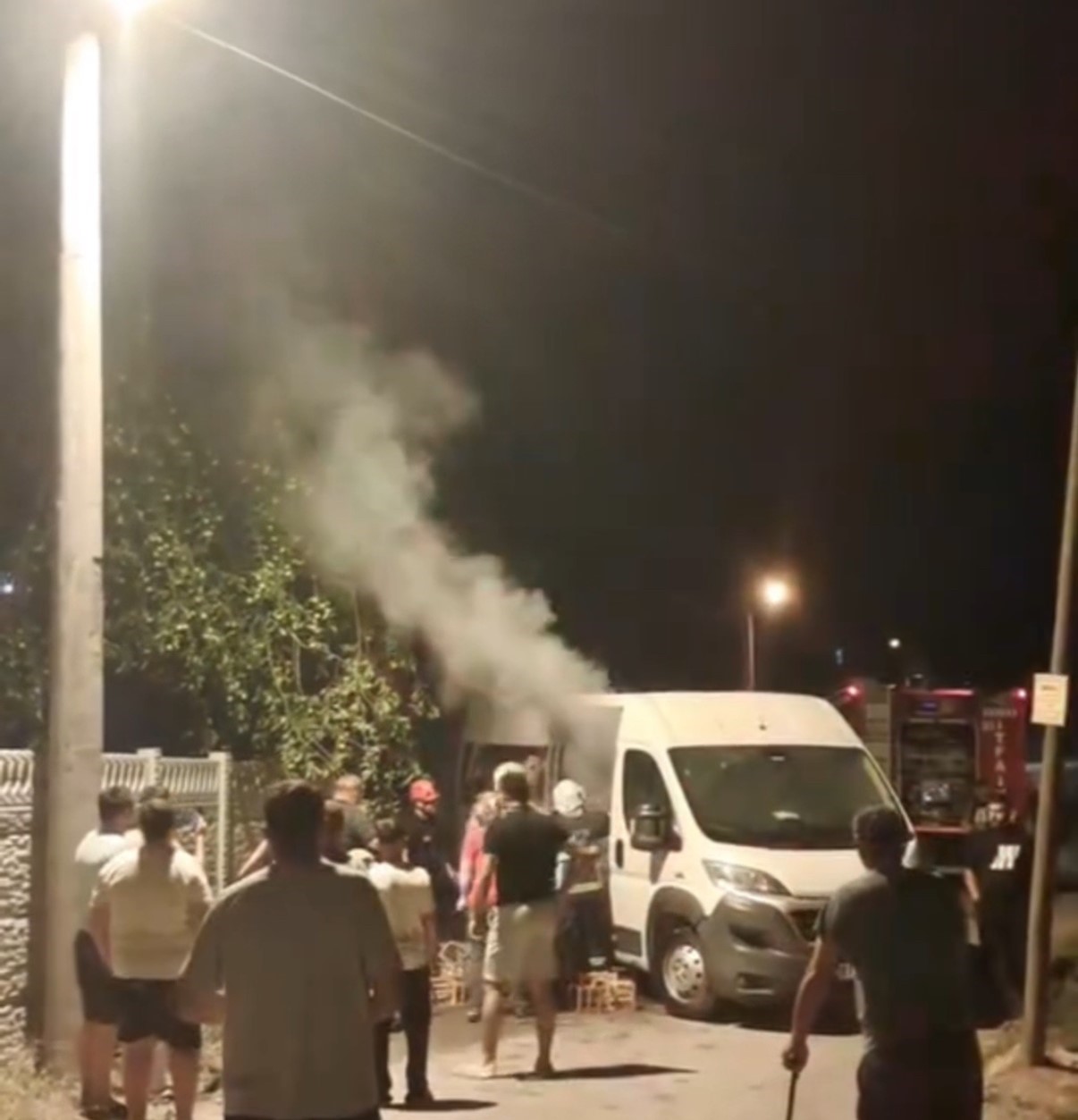 Mangal k&ouml;m&uuml;r&uuml; y&uuml;kl&uuml; minib&uuml;ste yangın
