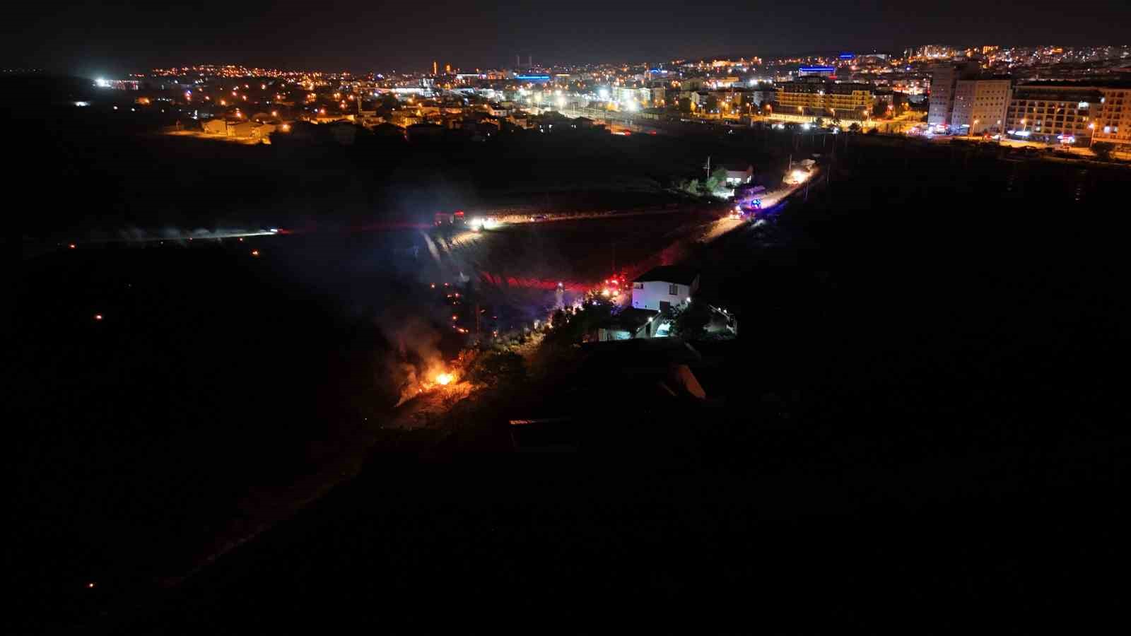 Edirne’de anız yangını paniğe neden oldu: Alevler evlere sıçramadan söndürüldü