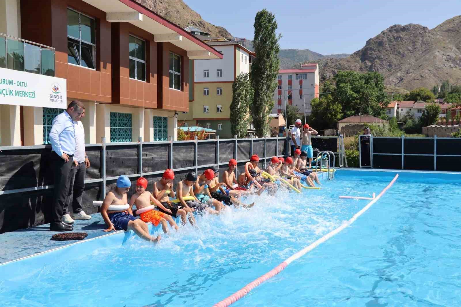 Sıcaktan bunalan &ccedil;ocuklar y&uuml;zme kurslarına akın etti
