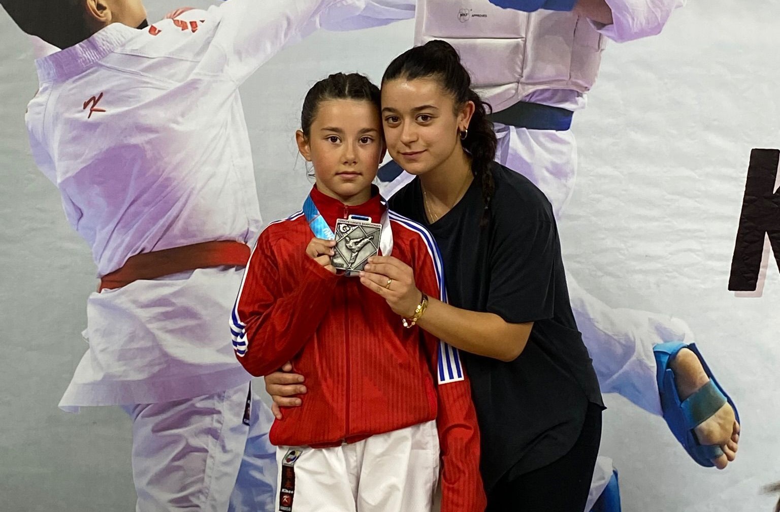 Minikler karate madalya ile d&ouml;nd&uuml;
