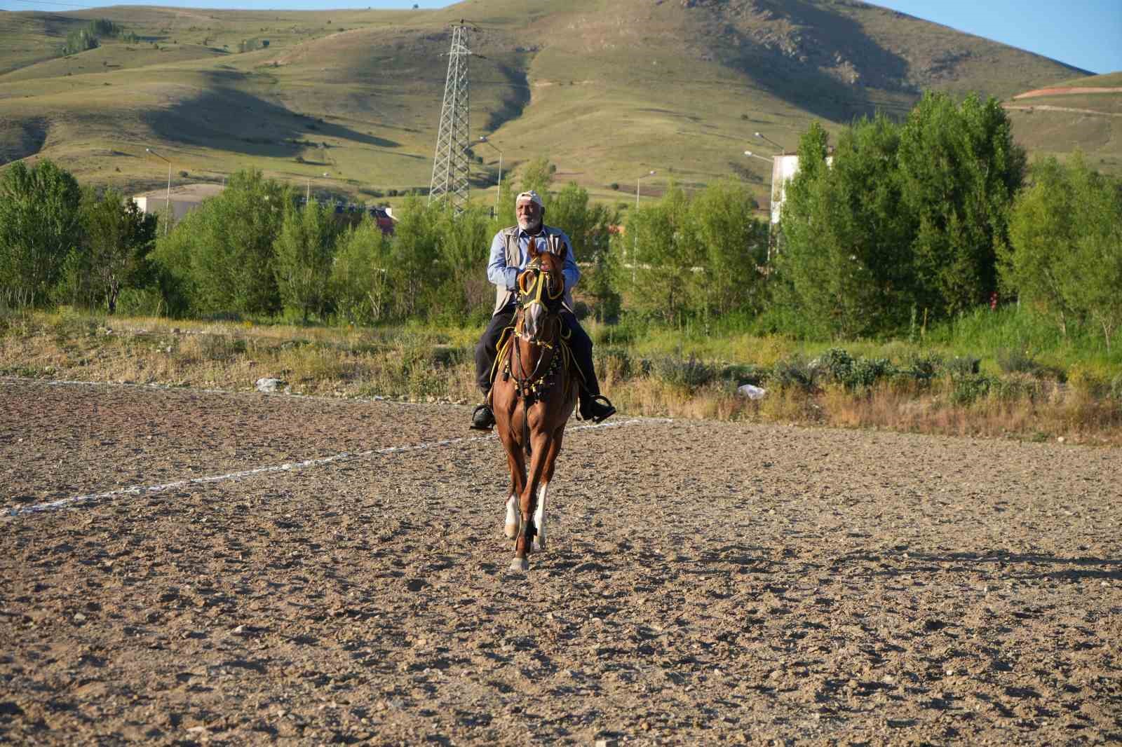 50 yıllık cirit sevdasını &uuml;&ccedil;&uuml;nc&uuml; kuşakta yaşatıyor: 71 yaşındaki usta cirit&ccedil;i ata sporu ciridi &ccedil;ocuklarına ve torunlarına aktarıyor
