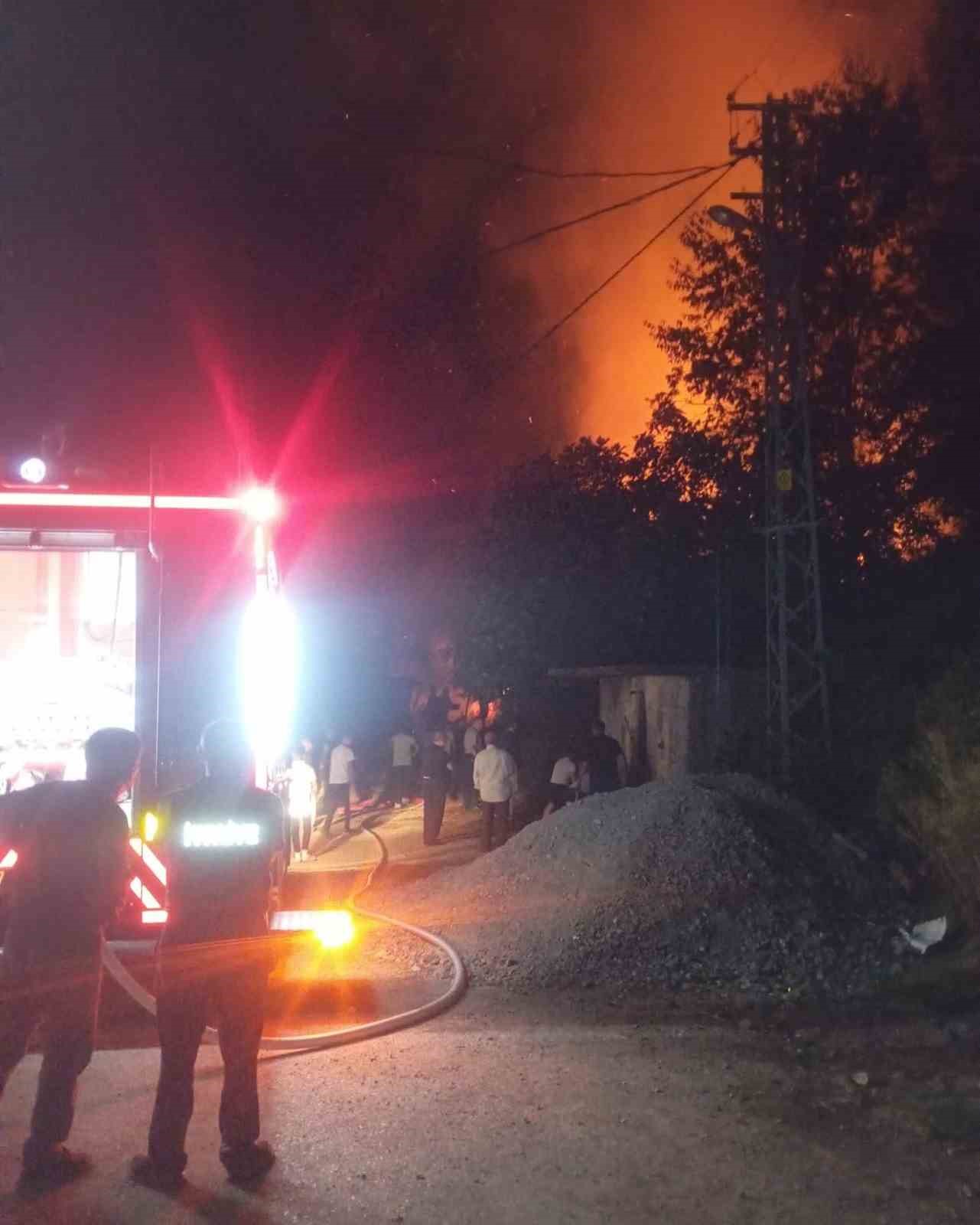 Kastamonu&rsquo;da &ccedil;ıkan yangında ev ve samanlık k&uuml;le d&ouml;nd&uuml;
