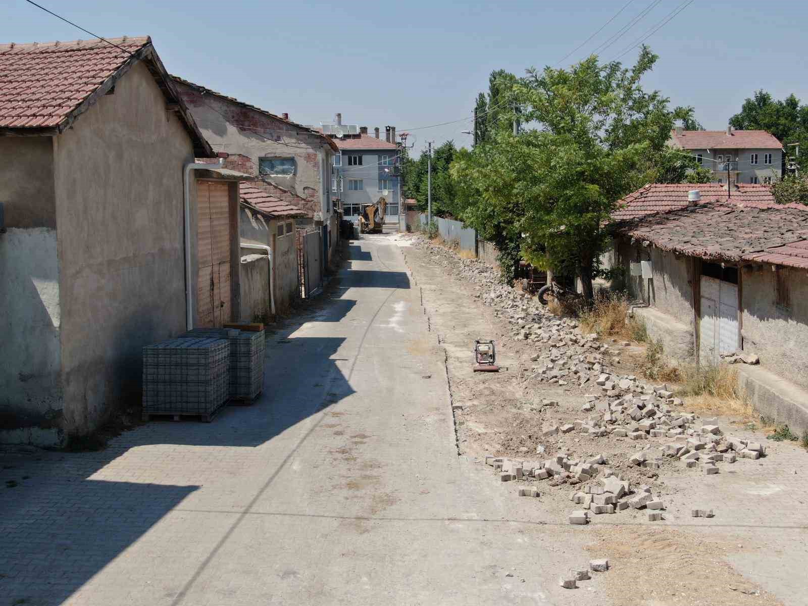 Oklubalı Mahallesi’nde kilitli taş döşeme çalışmaları sürüyor