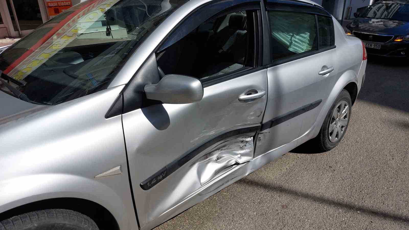 Samsun’da hafif ticari araç ile otomobil çarpıştı: 1 yaralı