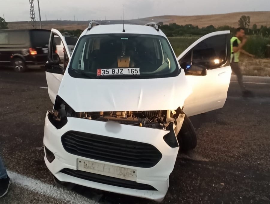 Van&rsquo;da otomobil ile kamyonet &ccedil;arptı: 6 yaralı
