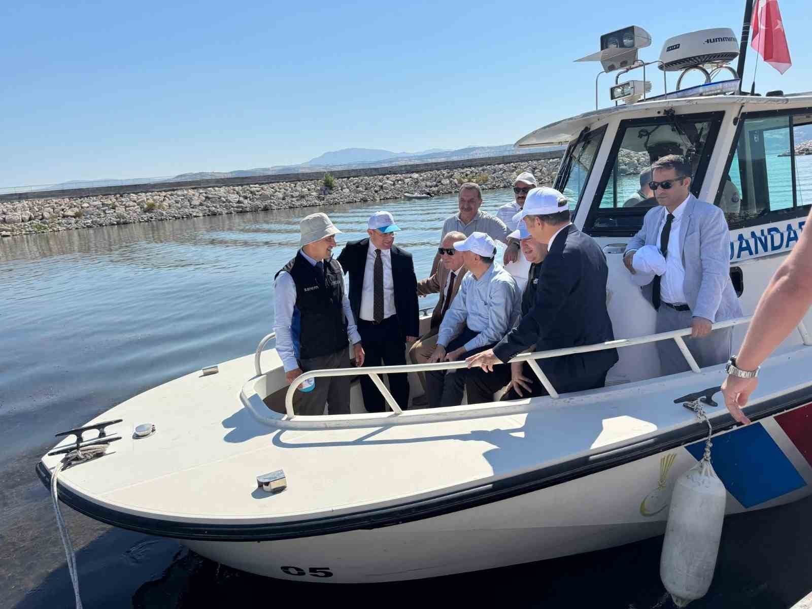 Bakanlık heyeti, Eğirdir Gölü’nde çevre sorunlarını yerinde inceledi