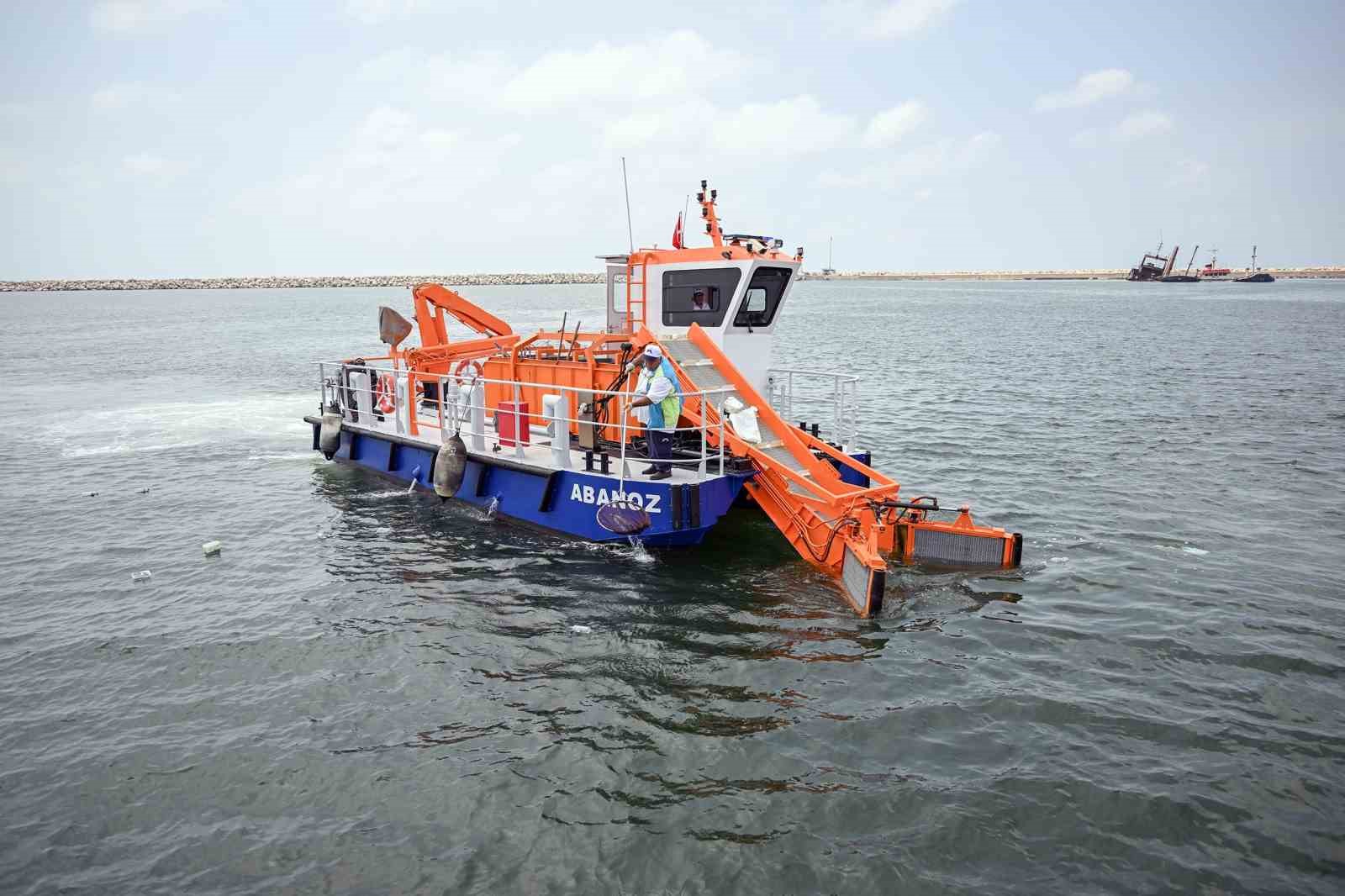 Mersin’in denizi atıklardan arındırılıyor